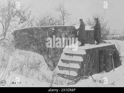 Dugout di cemento tedesco con una piccola postazione di cannoni sulla parte superiore. St Maurice, Meuse, Francia CA. Febbraio 1919 Foto Stock