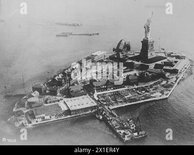 Vista aerea dell'isola di Bedloe. New York Harbor CA. 1918-1933 (rinominata Liberty Island nel 1956 Foto Stock