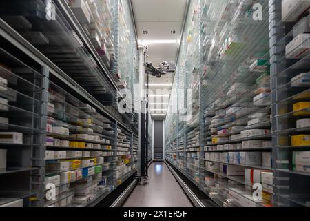 Le fotografie di un magazzino di farmacia e di una mano robot stanno organizzando e conservando farmaci in una farmacia. Foto Stock