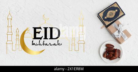 Confezione regalo, datteri secchi, Corano e testo EID MUBARAK (Beato Eid) su sfondo chiaro Foto Stock