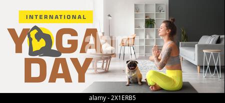 Giovane donna con un carino cane che meditava a casa. Banner per la giornata Internazionale dello Yoga Foto Stock