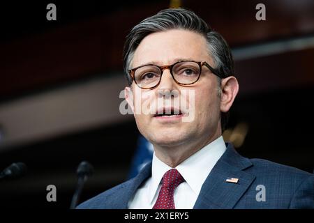 Washington, Stati Uniti. 16 aprile 2024. Il presidente della camera Mike Johnson (R-LA) parla a una conferenza stampa al Campidoglio degli Stati Uniti. (Foto di Michael Brochstein/Sipa USA) credito: SIPA USA/Alamy Live News Foto Stock