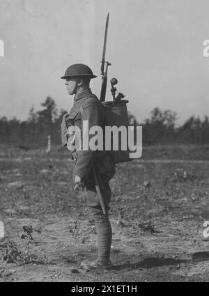 Soldato equipaggiato con maschera a gas, casco, fucile e bombola di gas tossico, Mark i, sul retro ca. 1918-1919 Foto Stock