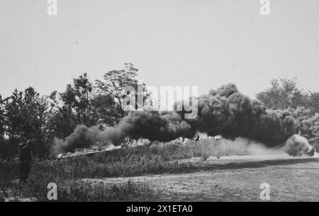 Chemical Warfare Service; Research Division; apparecchi per proiettori di fiamma. Vista laterale. Uomo che sta testando un lanciafiamme CA. 1918 Foto Stock