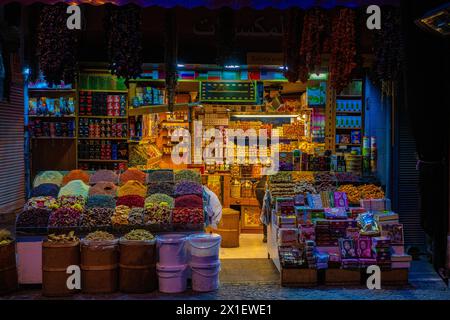 Spezie accumulate in vendita a Istanbul, in Turchia, nel Bazar egiziano Foto Stock