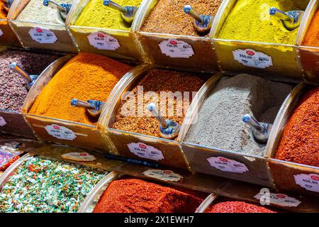 Spezie accumulate in vendita a Istanbul, in Turchia, nel Bazar egiziano Foto Stock