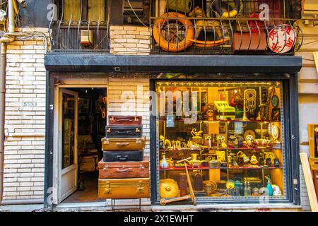 Un curioso negozio di antiquariato a Istanbul con valigie vintage accumulate in alto e curiosità alla vetrina. Foto Stock