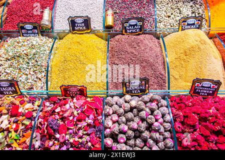 Spezie accumulate in vendita a Istanbul, in Turchia, nel Bazar egiziano Foto Stock