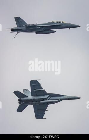 USS Abraham Lincoln, Stati Uniti. 13 aprile 2024. Due caccia F/A-18F Super Hornet della Marina degli Stati Uniti, attaccati al Flying Eagles of Strike Fighter Squadron 122, eseguono un volo oltre la portaerei classe Nimitz USS Abraham Lincoln durante una dimostrazione di potenza aerea per il Family Day, 13 aprile 2024, sull'Oceano Pacifico. Crediti: MC2 Clayton Wren/US Navy Photo/Alamy Live News Foto Stock