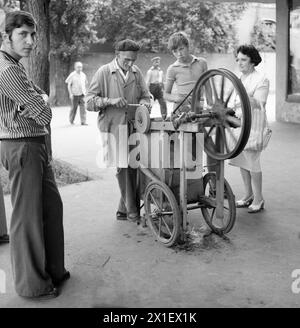 Repubblica Socialista di Romania negli anni '1970 Una "coltellina" su una strada cittadina, affilare coltelli e forbici utilizzando un carrello per macinare. Foto Stock