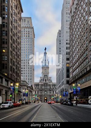 Grattacieli lungo South Broad Street fanno da cornice al Municipio di Philadelphia. Foto Stock