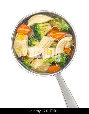 Mestolo con zuppa di pollo con verdure isolate su sfondo bianco, vista dall'alto Foto Stock