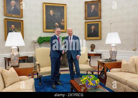 Washington, Stati Uniti d'America. 15 aprile 2024. Washington, Stati Uniti d'America. 15 aprile 2024. Il presidente degli Stati Uniti Joe Biden stringe la mano al primo ministro ceco Petr fiala, a sinistra, all'inizio di un incontro bilaterale presso l'Ufficio ovale della Casa Bianca, il 15 aprile 2024 a Washington, DC credito: Adam Schultz/White House Photo/Alamy Live News Foto Stock