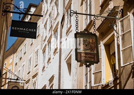 Salisburgo, Austria, 15 agosto 2022. I segni caratteristici dei negozi del centro storico, realizzati in metallo, hanno un particolare fascino vintage. Foto Stock