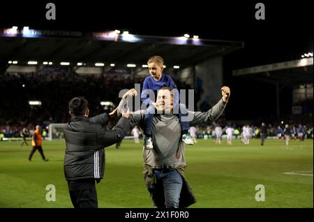 I tifosi del Portsmouth festeggiano in campo dopo che la loro squadra ha segnato un gol vincente in ritardo durante la partita Sky Bet League One a Fratton Park, Portsmouth. Data foto: Martedì 16 aprile 2024. Foto Stock