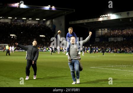 I tifosi del Portsmouth festeggiano in campo dopo che la loro squadra ha segnato un gol vincente in ritardo durante la partita Sky Bet League One a Fratton Park, Portsmouth. Data foto: Martedì 16 aprile 2024. Foto Stock