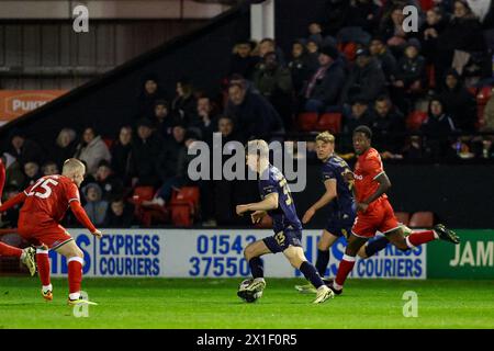 Walsall, Regno Unito. 16 aprile 2024. Joel McGregor di Swindon corre avanti con la palla durante la partita EFL Sky Bet League 2 tra Walsall e Swindon Town al Poundland Bescot Stadium di Walsall, Inghilterra, il 16 aprile 2024. Foto di Stuart Leggett. Solo per uso editoriale, licenza richiesta per uso commerciale. Non utilizzare in scommesse, giochi o pubblicazioni di singoli club/campionato/giocatori. Crediti: UK Sports Pics Ltd/Alamy Live News Foto Stock