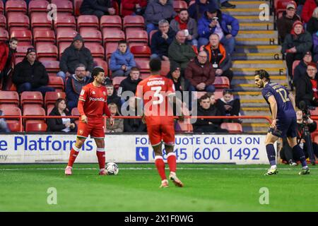 Walsall, Regno Unito. 16 aprile 2024. Josh Gordon di Walsall sul pallone durante la partita EFL Sky Bet League 2 tra Walsall e Swindon Town al Poundland Bescot Stadium di Walsall, Inghilterra, il 16 aprile 2024. Foto di Stuart Leggett. Solo per uso editoriale, licenza richiesta per uso commerciale. Non utilizzare in scommesse, giochi o pubblicazioni di singoli club/campionato/giocatori. Crediti: UK Sports Pics Ltd/Alamy Live News Foto Stock