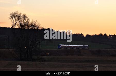 Operatore ad accesso aperto FirstGroup Lumo treno elettrico classe 803 sulla linea ferroviaria principale della costa orientale in Scozia Foto Stock