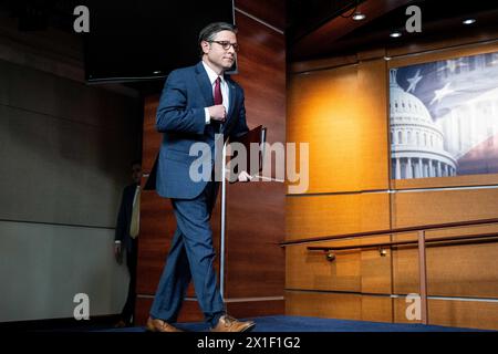 Washington, Stati Uniti. 16 aprile 2024. Il presidente della camera Mike Johnson (R-LA) arriva per una conferenza stampa al Campidoglio degli Stati Uniti. Credito: SOPA Images Limited/Alamy Live News Foto Stock