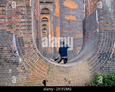 Aprile 2024 - coppia che scatta foto al famoso viadotto Balcombe nel Sussex Foto Stock