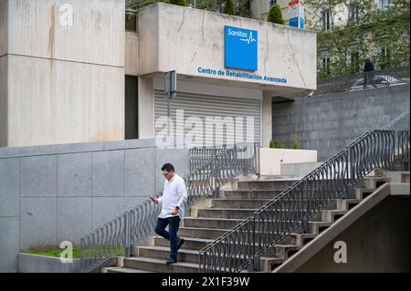 Madrid, Spagna. 15 aprile 2024. Una passeggiata pedonale passa davanti alla più grande compagnia di assicurazione sanitaria spagnola Sanitas in Spagna. (Foto di Xavi Lopez/SOPA Images/Sipa USA) credito: SIPA USA/Alamy Live News Foto Stock