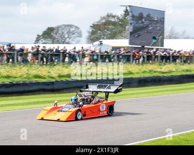 Aprile 2024 - CanAm Cars in pista al 81° incontro dei membri a Goodwood Foto Stock