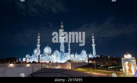 Incredibile grande Moschea dello Sceicco Zayed di notte. Punto di riferimento di Abu Dhabi, Emirati Arabi Uniti Foto Stock