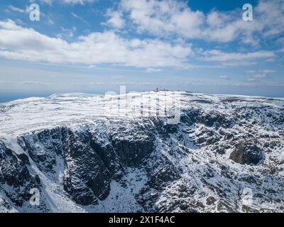 Vista panoramica aerea della torre Serra da Estrela. Famose destinazioni innevate in Portogallo. Manteigas, Portogallo Foto Stock