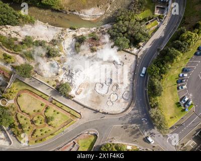 Vista aerea dall'alto di dow delle fumarole termali del vulcano Caldera a Furnas, São Miguel, Azzorre, Portogallo Foto Stock