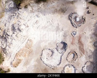 Vista aerea dall'alto di dow delle fumarole termali del vulcano Caldera a Furnas, São Miguel, Azzorre, Portogallo Foto Stock