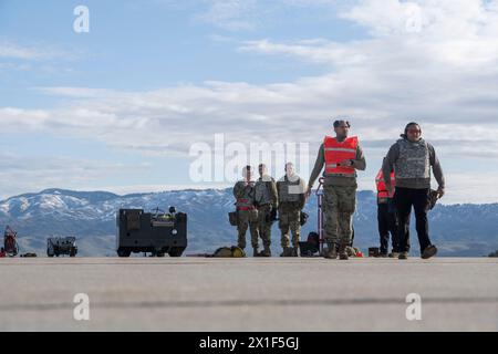 Gli aviatori della U.S. Air Force assegnati al 366th Fighter Wing si preparano all'esercitazione Double Barrel 24-1 a Gowen Field, Idaho, 9 aprile 2024. Questo esercizio è stato condotto per testare le capacità di impiego e prontezza di combattimento agile. (Foto U.S. Air Force di Airman Keagan Lee) Foto Stock