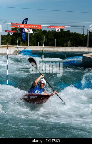 Il concorrente maschile gareggia durante le prove a squadre olimpiche di kayak del 2024 al Montgomery Whitewater Park di Montgomery, Alabama, USA. Foto Stock