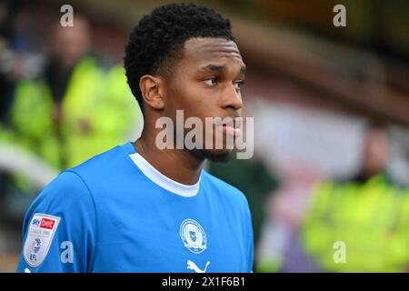 Malik Mothersille (18 Peterborough United) durante la partita Sky Bet League 1 tra Peterborough e Fleetwood Town a London Road, Peterborough, martedì 16 aprile 2024. (Foto: Kevin Hodgson | mi News) crediti: MI News & Sport /Alamy Live News Foto Stock