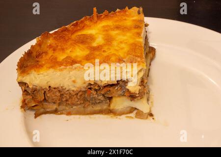 Viziatevi con la ricca tradizione culinaria del Mediterraneo con questo invitante piatto di moussaka. Strati di melanzane teneri, carne macinata salata e c Foto Stock