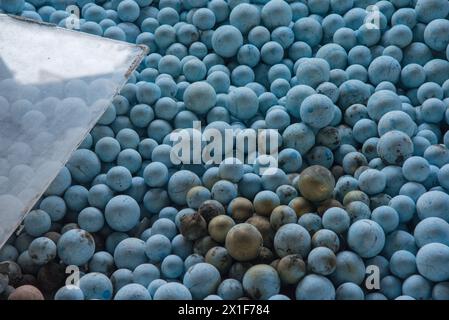 Palle di colorante blu in uno stabilimento di produzione abbandonato Foto Stock