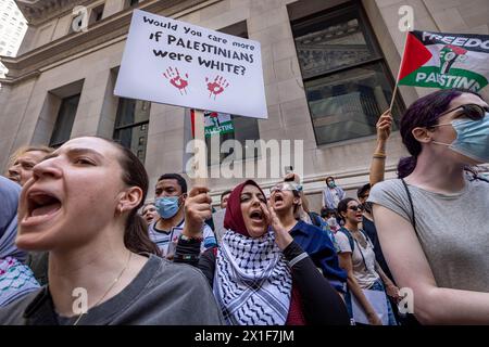 New York, Stati Uniti. 15 aprile 2024. NEW YORK, NEW YORK - 15 APRILE: Manifestanti pro-palestinesi e un piccolo gruppo di manifestanti israeliani verbalmente e fisicamente si esibiscono durante eventi in competizione al di fuori della Borsa di New York (NYSE). (Foto di Michael Nigro/Pacific Press) credito: Pacific Press Media Production Corp./Alamy Live News Foto Stock