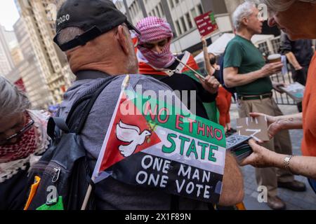 New York, New York, Stati Uniti. 15 aprile 2024. NEW YORK, NEW YORK - 15 APRILE: Manifestanti pro-palestinesi e un piccolo gruppo di manifestanti israeliani verbalmente e fisicamente si esibiscono durante eventi in competizione al di fuori della Borsa di New York (Credit Image: © Michael Nigro/Pacific Press via ZUMA Press Wire) SOLO PER USO EDITORIALE! Non per USO commerciale! Foto Stock