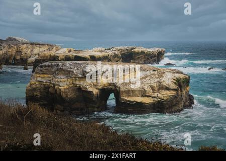 Una spettacolare bellezza di un paesaggio costiero, con aspre scogliere e onde che si infrangono. Montana de Oro, costa centrale della California Foto Stock