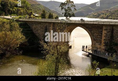 Una moto percorre una strada panoramica lungo il fiume Duoro vicino a Pinhao, in Portogallo Foto Stock