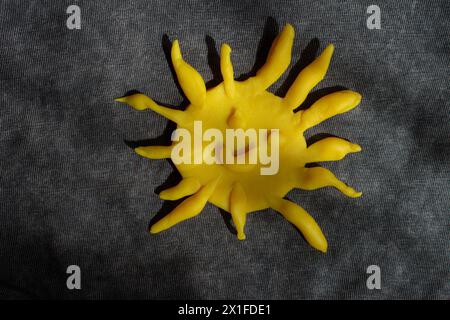 il sole giallo fatto da plastilina Foto Stock