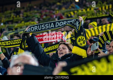 Dortmund, Renania settentrionale-Vestfalia, Germania. 16 aprile 2024. I tifosi alzano la sciarpa prima della partita di UEFA Champions League tra il Borussia Dortmund e l'Atletico Madrid nello Stadion Dortmund BVB a Dortmund, Renania settentrionale-Vestfalia, Germania, il 16 aprile 2024. (Credit Image: © Kai Dambach/ZUMA Press Wire) SOLO PER USO EDITORIALE! Non per USO commerciale! Foto Stock