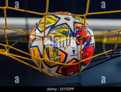 Dortmund, Renania settentrionale-Vestfalia, Germania. 16 aprile 2024. Un pallone si trova in cima alla rete prima della partita di UEFA Champions League tra Borussia Dortmund e Atletico Madrid nel BVB Stadion Dortmund a Dortmund, Renania settentrionale-Vestfalia, Germania, il 16 aprile 2024. (Credit Image: © Kai Dambach/ZUMA Press Wire) SOLO PER USO EDITORIALE! Non per USO commerciale! Foto Stock