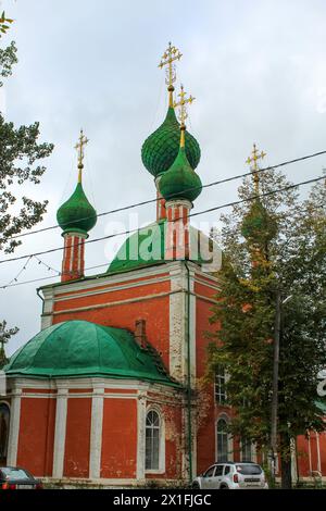 Pereslavl-Zalessky, regione di Yaroslavl, Russia - 26 marzo 2019, piazza della cattedrale (rossa), templi: Cattedrale di Vladimirsky, Spaso-Preobrazhensky, Alessandro Foto Stock