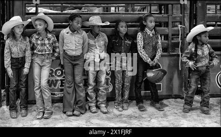 Upper Marlboro, Maryland, Stati Uniti. 23 settembre 2023. I giovani piloti di rodeo aspettano i loro premi dopo aver partecipato all'annuale Bill Pickett Invitational Rodeo Championships presso la Show Place Arena di Upper Marlboro. (Immagine di credito: © Brian Branch Price/ZUMA Press Wire) SOLO PER USO EDITORIALE! Non per USO commerciale! Foto Stock