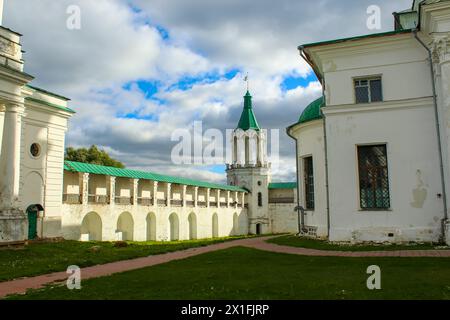 Torri dell'antico monastero Spaso-Yakovlevsky Dmitriev. Rostov Veliky, regione di Yaroslavl. Anello d'oro della Russia Foto Stock