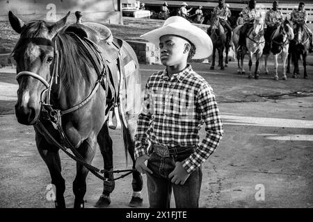 Little Rock, Arkansas, Stati Uniti. 6 aprile 2024. DAMON HOPKINS JR. Tiene il cavallo di suo padre Damon Sr.''Š prima del grande nella seconda sconfitta annuale del Beast Rodeo al Barton Coliseum di Little Rock, Arkansas, Damon Sr. Ha vinto la competizione Bronc Horse. (Immagine di credito: © Brian Branch Price/ZUMA Press Wire) SOLO PER USO EDITORIALE! Non per USO commerciale! Foto Stock