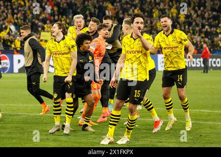 Dortmund, Germania. 16 aprile 2024. I giocatori del Borussia Dortmund festeggiano dopo i quarti di finale di UEFA Champions League 2a gamba partita di calcio tra Borussia Dortmund e Atletico de Madrid, a Dortmund, Germania, 16 aprile 2024. Crediti: Joachim Bywaletz/Xinhua/Alamy Live News Foto Stock