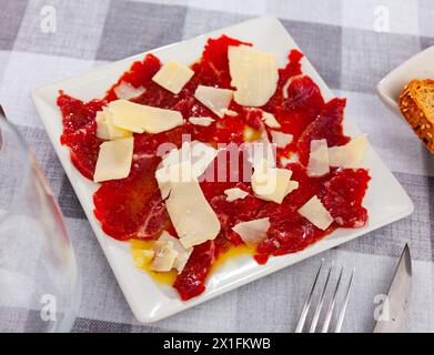 Delizioso carpaccio di vitello servito con parmigiano Foto Stock