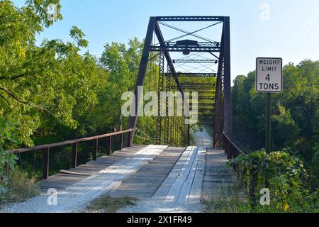 Il William's Bend Bridge, noto anche come Rough Holler Bridge, è uno storico ponte in acciaio che attraversa il fiume Pomme de Terre vicino a Hermitage, Missouri, Stati Uniti. Foto Stock